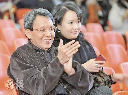 蕭炯柱自2001年退出官場後，到中學教學生拉小提琴，與妻子黃樂怡（右）享受第二人生。（余俊亮攝）